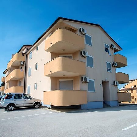 Apartment Frlan Лижнян Екстер'єр фото
